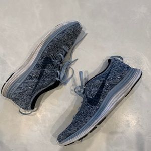 Nike Flyknit size 9 Women shoes blue white and black